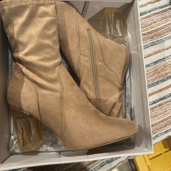 Akira boot, new, never worn, 3 1/2 in heel - Picture 4 of 4